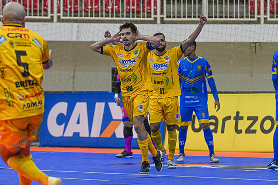 ACF Futsal Concórdia Poleto comemorando amarelo