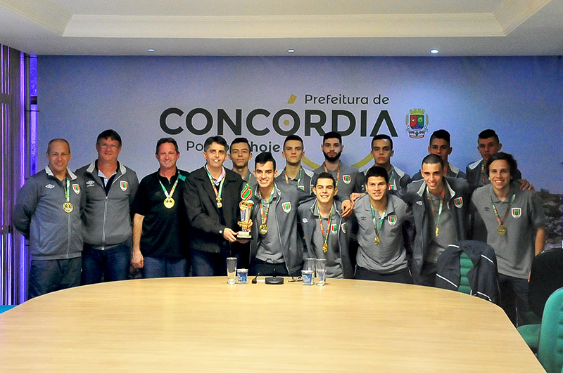 Atletas da ACF/FMEC campeões dos Joguinhos Abertos participam de encontro com o Prefeito de Concórdia 2 joguinhos prefeito
