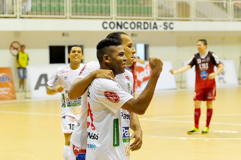 Com 3 gols de Douglinhas, Concórdia vence o Atlântico 3 douglinhas comemoracao